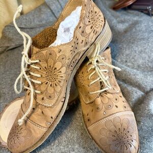 Ess Enza Brown Floral Cutout Leather Oxfords. Sz 38. $55
